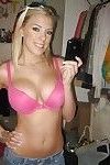 Blond tiener Babe Britney Beth strippen naar toon haar hooters en kut