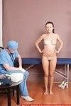 médico inspecciona todos agujeros de su Sumisa paciente