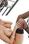 Caliente Rubia Tommie Jo la eliminación de sexy lencería a modelo desnudo en negro medias