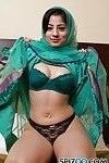 Brünette Indische Pornostar Nadia Ali aufschlussreich Rasiert pussy für Hämmern
