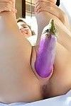 kinky jong meisje grijpen houden van groot aubergine en rammen het in kaal Vagina