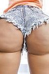 latina Babe Diamante Kitty Se burla de su Culo y grande Tetas en Pantalones cortos