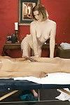 Ella ノヴァ 専門 に 深い 組織 massage. が を使用 彼女の 手 すべての 日 ができ ま