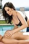 Dillion Harper è massaggiare eroticamente il nudo corpo di eccitato pulcino Jelena je