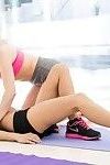 Kendall Kayden y Lexi Belle haciendo ejercicios juntos y hundiendo en lesbianas