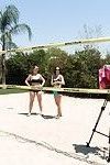 Elena Jensen & Siri Ciesz się ich dzień w w słońce pozowanie w w siatkówka court!