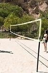 Jelena Jensen & Siri genießen Ihre Tag in die Sonne posing bei die volleyball court!