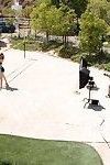 Jelena Jensen & Siri godere di loro giorno in il sole in posa a il pallavolo court!
