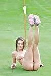 Fit chick Strips uit sport Training kleding naar model naakt op golf cursus