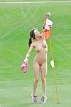 Fit chick Strips uit sport Training kleding naar model naakt op golf cursus
