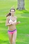 Ajuste chick tiras off deportes Entrenamiento Ropa a modelo desnudo en golf curso