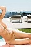 Jolie brunettes Dillion Harper et Jelena Jensen poser dans lingerie et Nu outd