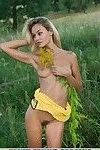 slim rubia Babe Taylor desnuda y se propaga su Twat al aire libre