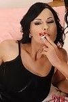 leggy lesbiche gli amanti Abbie Gatto e Nicole Smith Leccare figa mentre fumatori