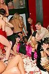 Devassa Europeu milf Aproveite um selvagem Sexo orgia no o Glamourosa festa