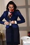Uitstaande groot tit stewardess lezley zen het krijgen van gekleed voor Werk