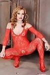 Glamourös Pornostar in Rot Spitze bodystockings immer aus Mit ein Dildo