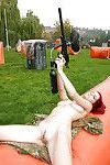 Impresionante Adolescente pelirroja Piper posando desnudo Con Un paintball Pistola