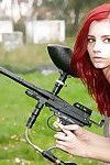 Prachtig tiener redhead Piper poseren naakt met een paintball pistool