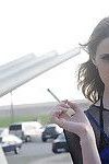 Erstaunlich Schöne Babe in Strumpfhosen Rauchen und tun Upskirt outdoor
