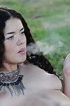 slim Morena Babe en Alta tacones pelar y fumar al aire libre