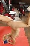 灵活 健身 女孩 Lea Lexis 在 短裤 玩具 猫 与 假阳具 在 的 健身房