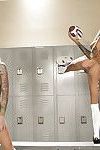 sportif chaudasses Bonnie Pourri & Lolly Encre ont certains amusant dans l' locker chambre