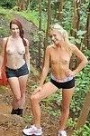 zwei sexy Lesben Küken machen aus und verbreiten Ihre twats in die Wald
