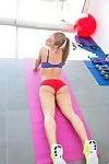 Sport Küken Nicole Aniston ist demonstrieren Ihr perfekt Bauch