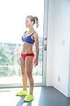 Sport Küken Nicole Aniston ist demonstrieren Ihr perfekt Bauch