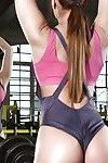 sportlich Babe in sexy outfit aufschlussreich Ihr Big formschöne Titten in die Fitness-Studio