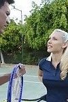 sexy Katie Lato i jej no powiesił tenis Trener