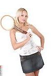 Charmant Blond Jana Cova strippen met een racket