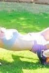 flaco pelirroja Adolescente Betania jugar desnudo al aire libre y jugando rosa