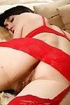 Hirsute amateur barb verspreiding haar Druipend Harige kut in lingerie