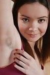 प्यारे छोटा एमेच्योर किशोरी सोफिया प्रसार मोटी बालों वाली चूत पर सोफे
