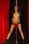 Niesamowite piękny striptiz Tancerz powoli poślizgu off jej sexy bielizna