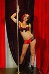 Ongelooflijk Heerlijk striptease danser langzaam uitglijden uit haar sexy lingerie