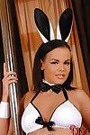 Bunny Gekostumeerde Brunette doen striptease in Stripper laarzen voor Geven bj