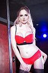 Loira stripper Carly Rae os verões inauguração Grande mamas durante lenta striptease