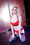 Blondynka striptizerka Carly Ray Lato otwieranie duży cycki podczas Powoli striptiz