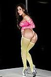 латина Прокладка Танцор Алекса Николь демонстрируя ее челюсти Падая сексуальная кривые
