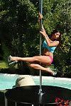 Bikini laden Krystal Webb tut langsam striptease um stripper pol außerhalb