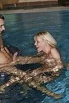 blonde Euro Pornostar Nehmen hardcore Hämmern Unterwasser in schwimmen Pool