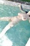 chesty Babe Luna Amor likken haar eigen tepels buiten in zwemmen zwembad