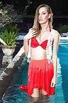 Efektowne model Jennifer miłość to pozowanie nagie w w pływanie basen