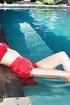 Glamourosa modelo Jennifer amor é posando nu no o natação piscina