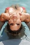 Attraente latina milf Kayla Carrera prende in giro stessa in il piscina