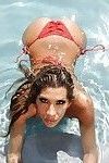 Ansprechend latina Milf Kayla Carrera Neckt selbst in die Pool