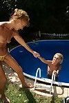 zwei alt und teen Lesben Machen aus bei die Pool